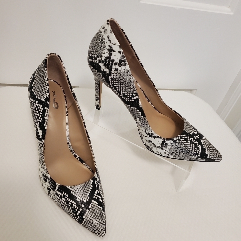 Black & White Snake-Print Stiletto Pumps - Women's